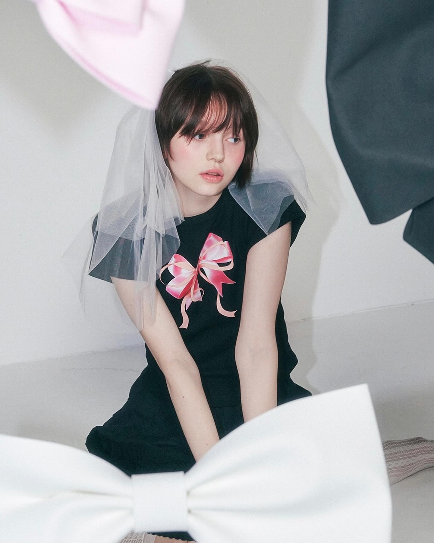 Jennie曾經穿上這件來自韓國品牌RONRON的蝴蝶結上衣