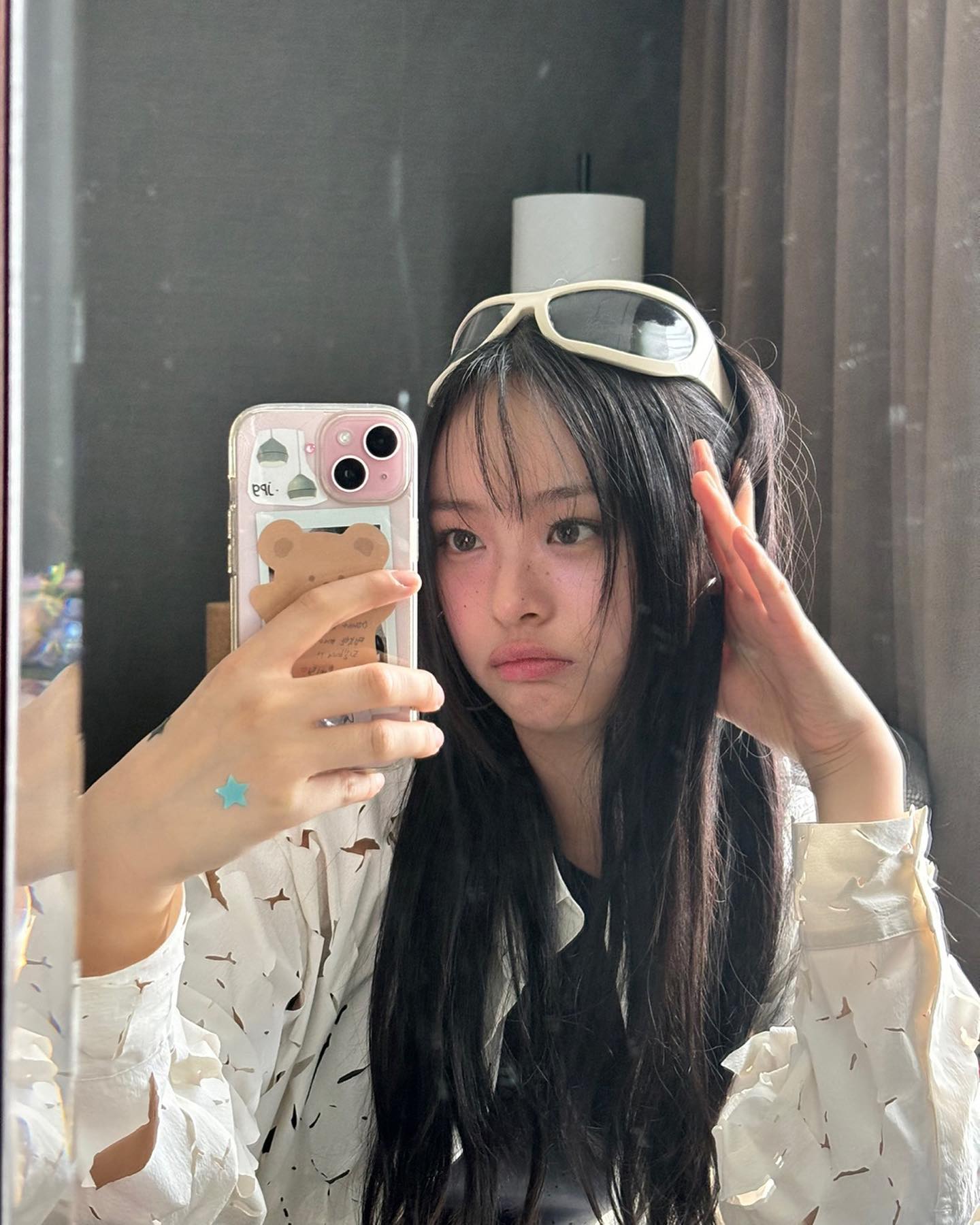 導致頭皮出油NG行為1：習慣摸頭髮抓頭髮  