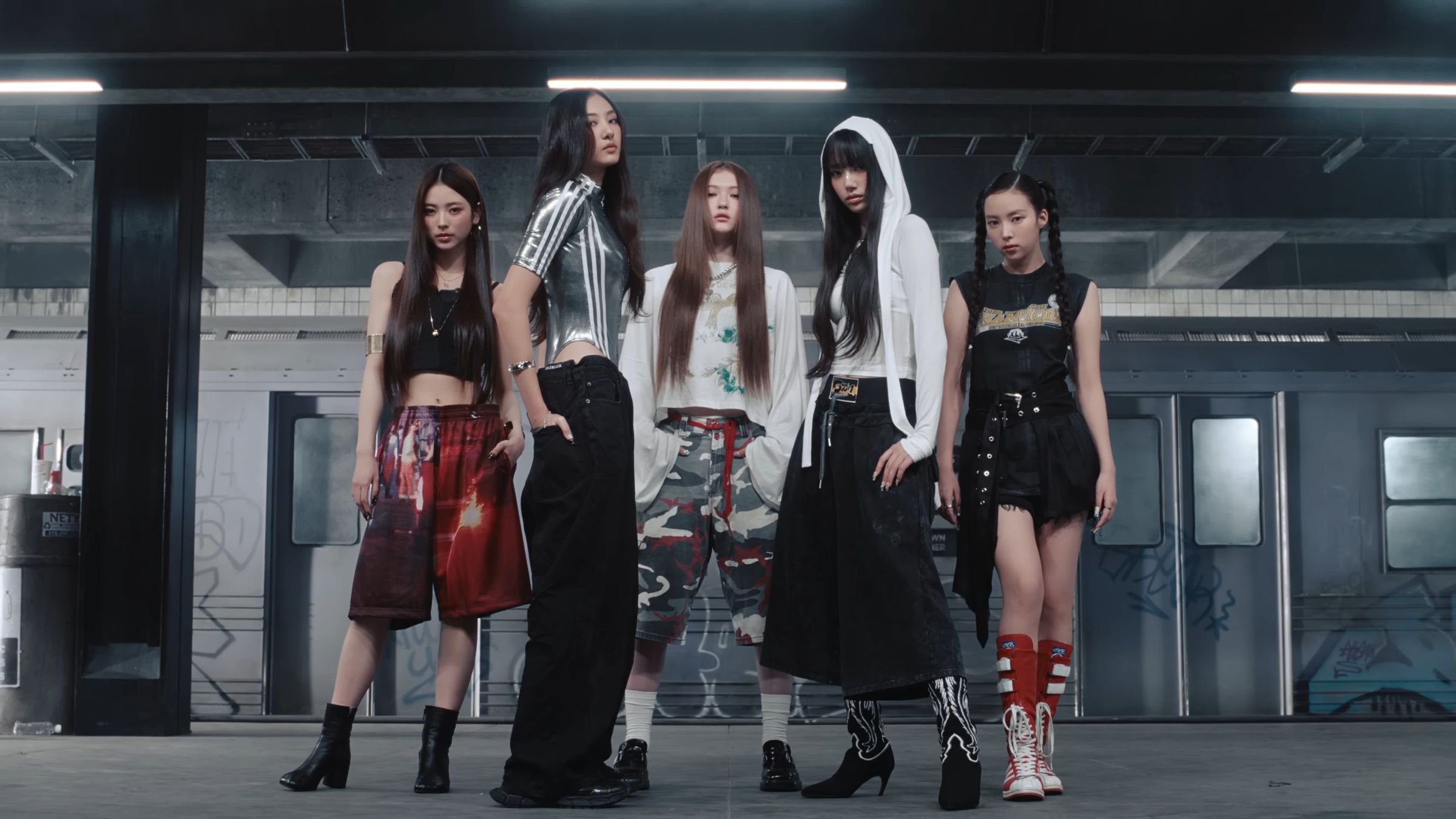 Sooin再度穿上Balenciaga黑色單寧長褲