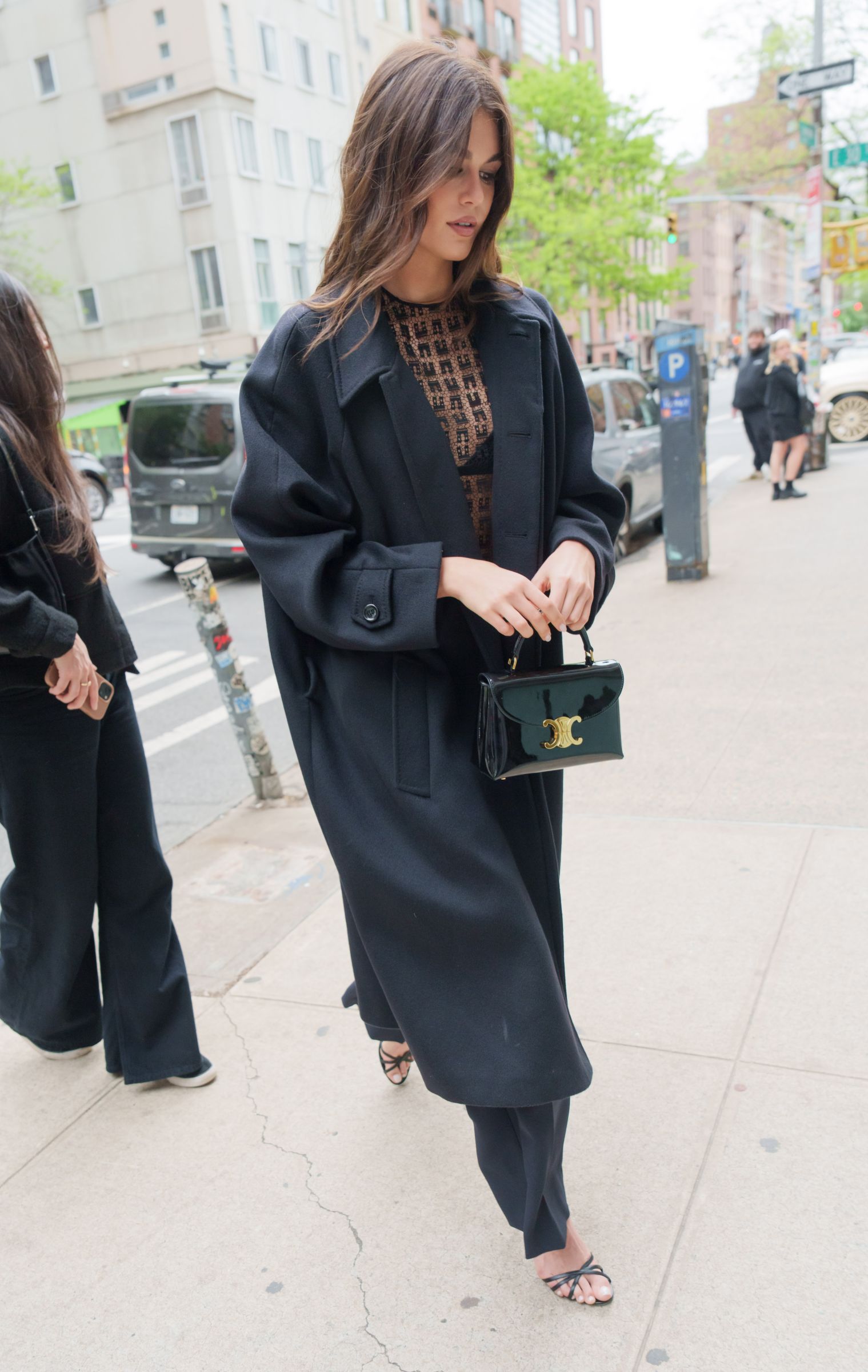 星二代超模凱亞葛柏 (Kaia Gerber) 挺闊大衣搭配