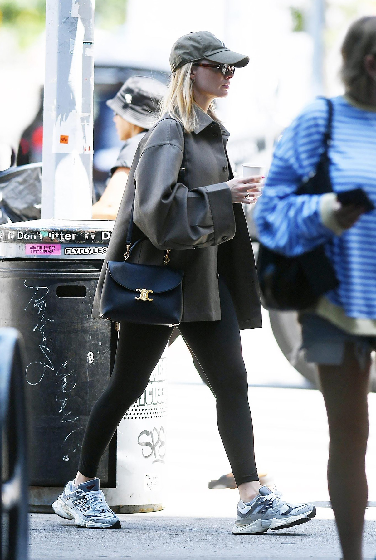 (Margot Robbie) 肩背CELINE NINO柔
