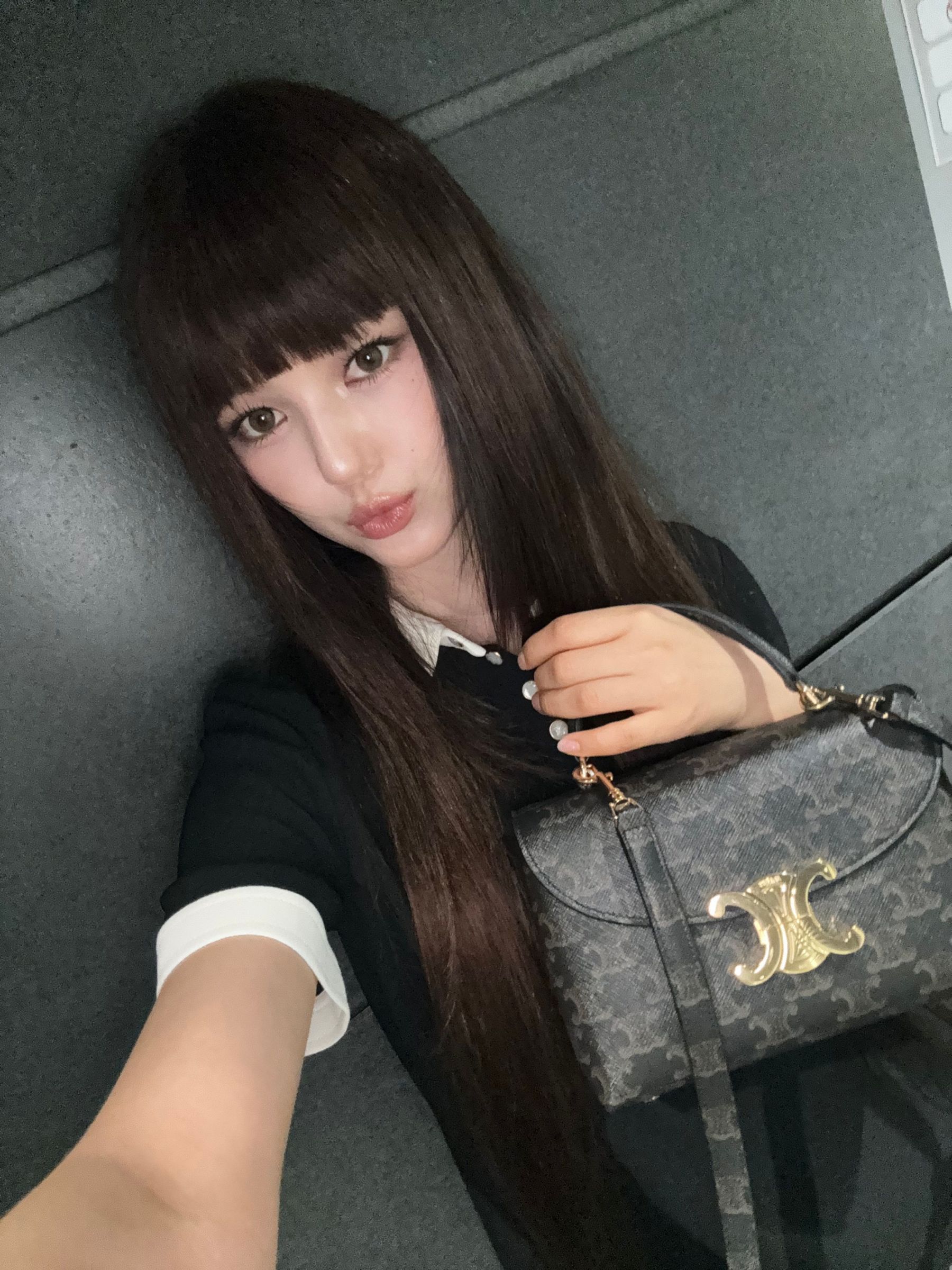 NewJeans背上CELINE Teen Nino標誌印花