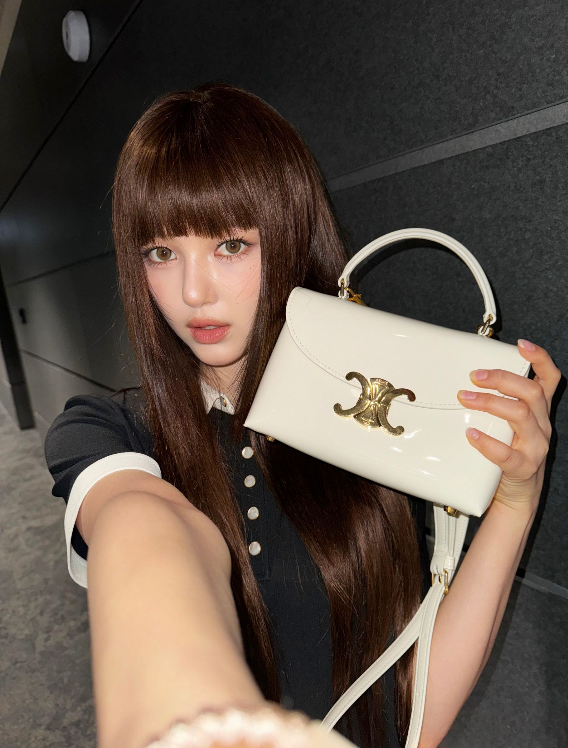 NewJeans背上CELINE Teen Nino白色漆皮