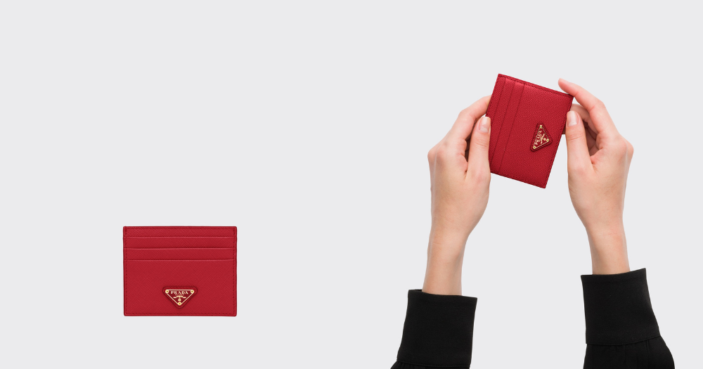 Prada Saffiano皮革卡套，建議售價NT$13,5