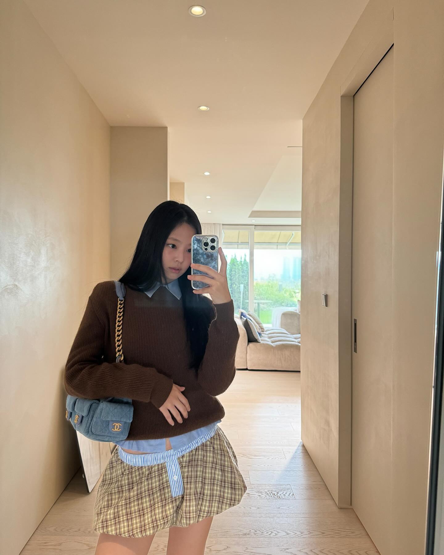 Blackpink Jennie棕色毛衣＋淺藍襯衫     