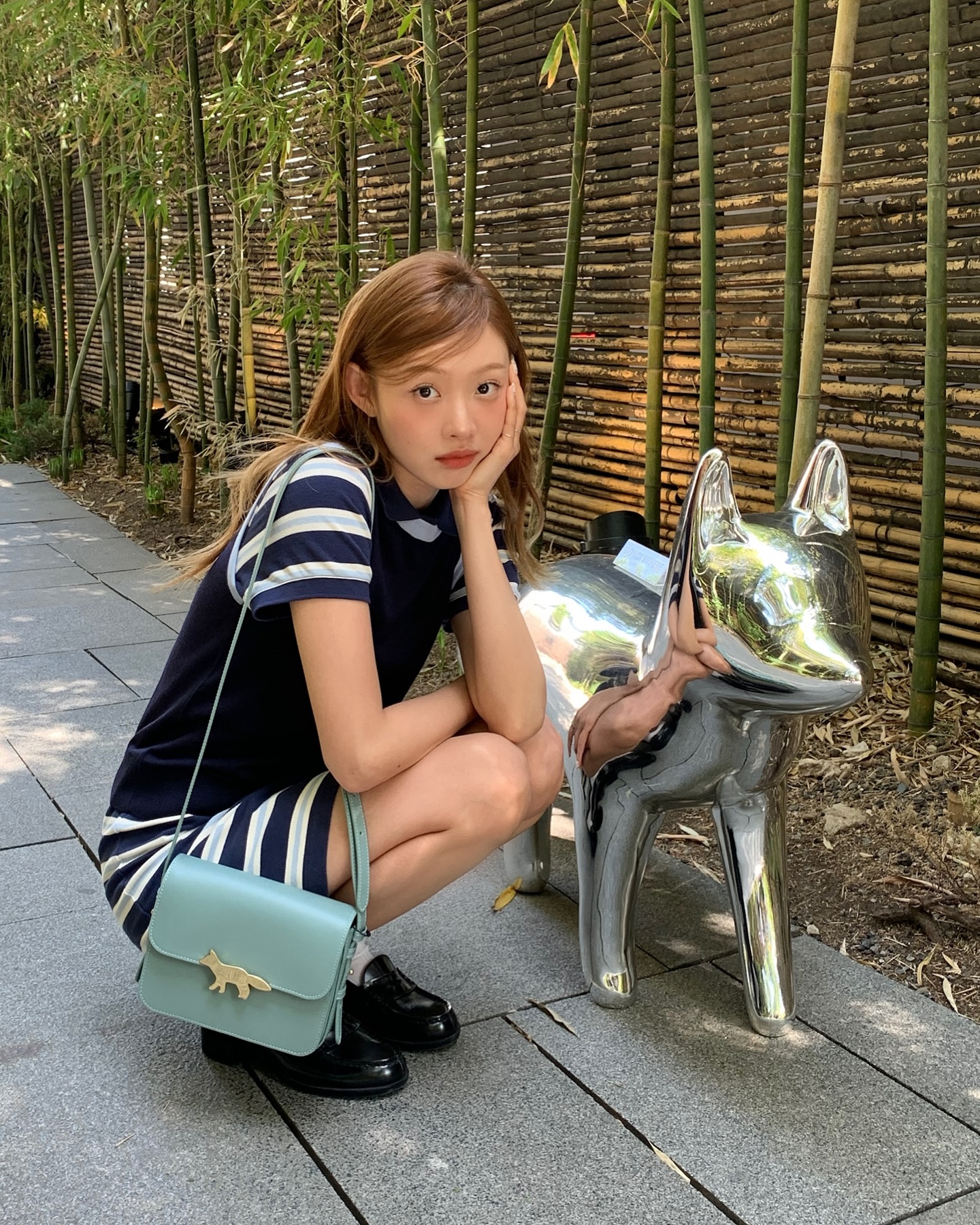 Jellabee 通常以淺色長直髮示人