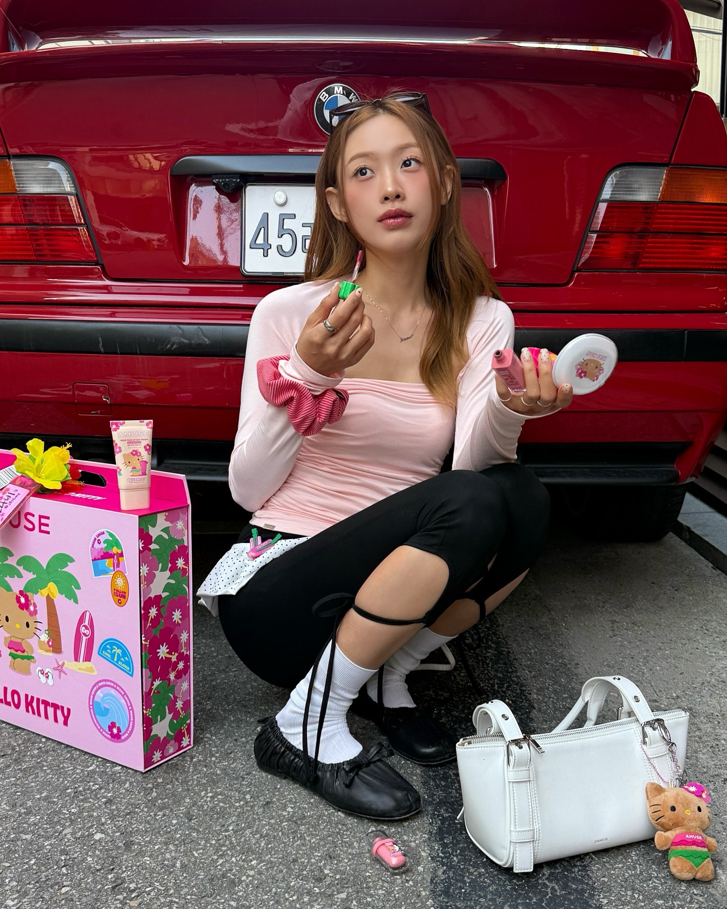 在妝容方面,Jellabee 則偏好清新自然的風格