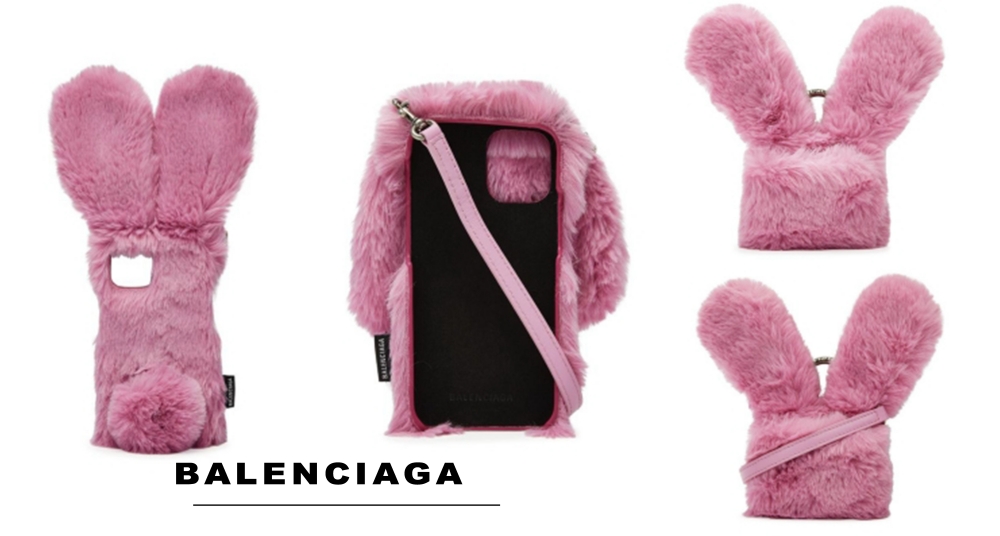 這隻兔兔必須收！Balenciaga「粉紅兔兔絨毛手機殼」，毛絨大耳朵＋圓圓尾巴太萌♡吸睛程度爆表～