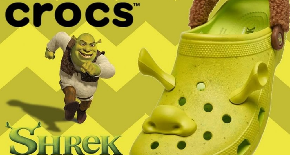 招牌大耳朵太萌！Crocs x《史瑞克 Shrek》聯名鞋款釋出，綠色鞋身搭配大耳朵、毛絨鞋帶超吸睛