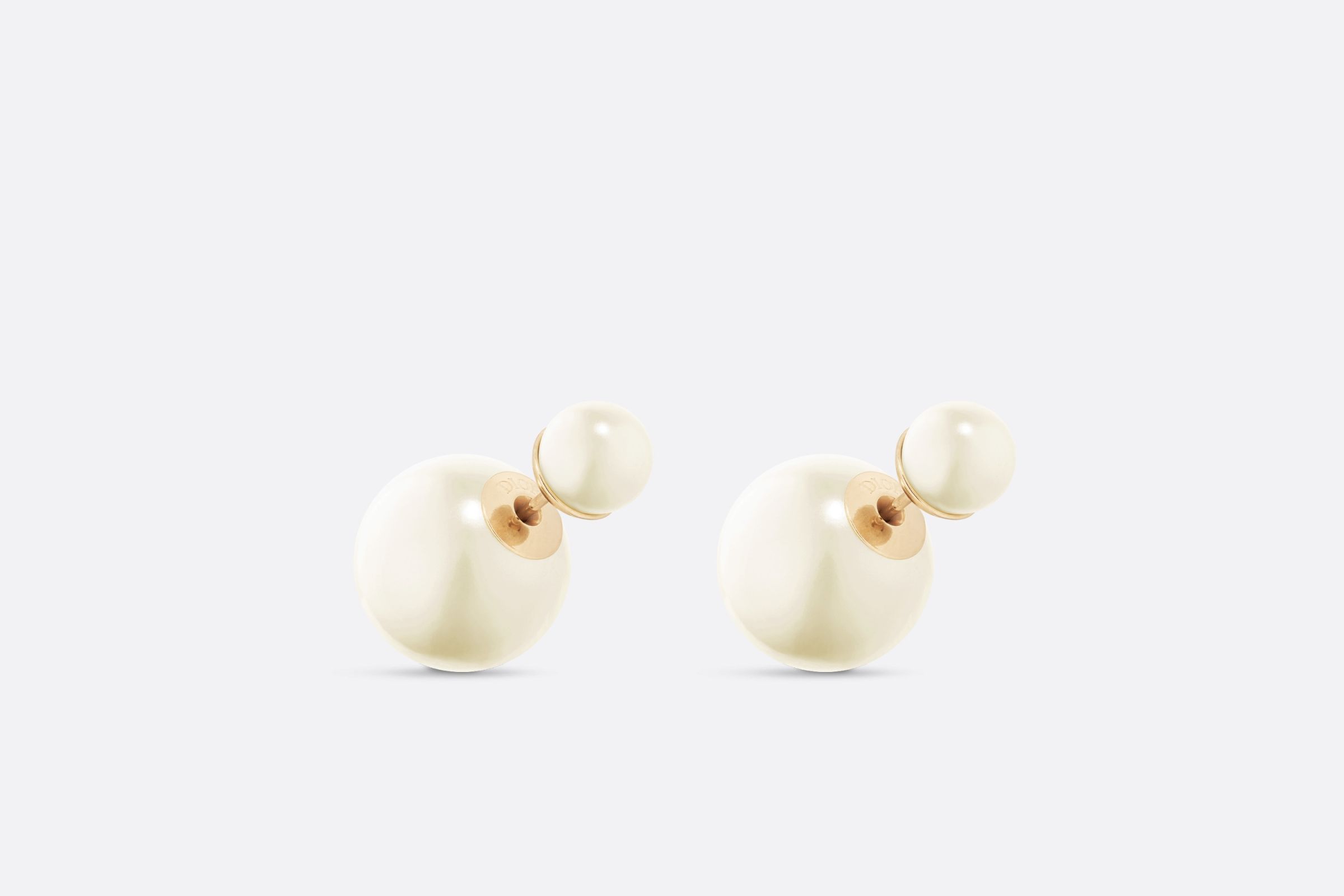 DIOR Tribales耳環建議售價NT$ 15,500