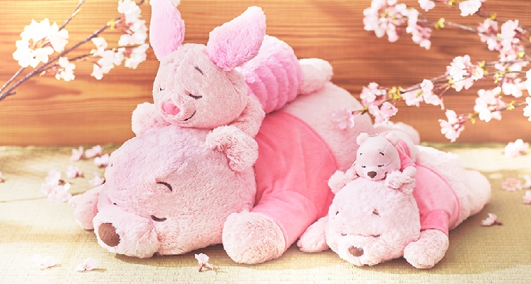 小熊維尼再度粉嫩回歸！療癒的睡姿更是萌暈大家的少女心，這次千萬別再錯過～