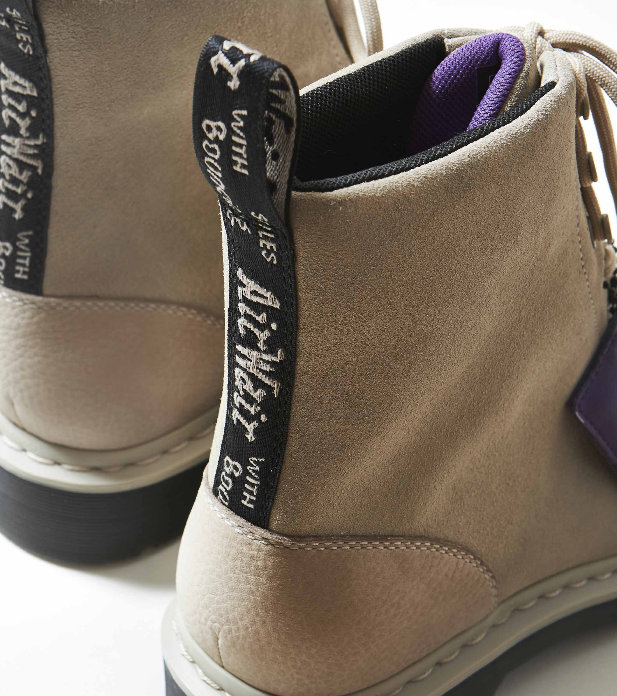 秋冬不入手這雙怎麼行 Dr Martens 奶茶色麂皮馬丁靴 質感爆棚 根本是為秋冬量身打造 Girlstalk